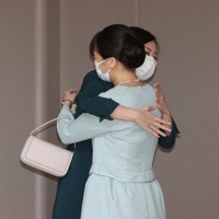 結婚のため宮邸を出発する姉の小室眞子さんと抱き合われる佳子さま＝東京都港区で2021年10月26日午前10時（代表撮影）