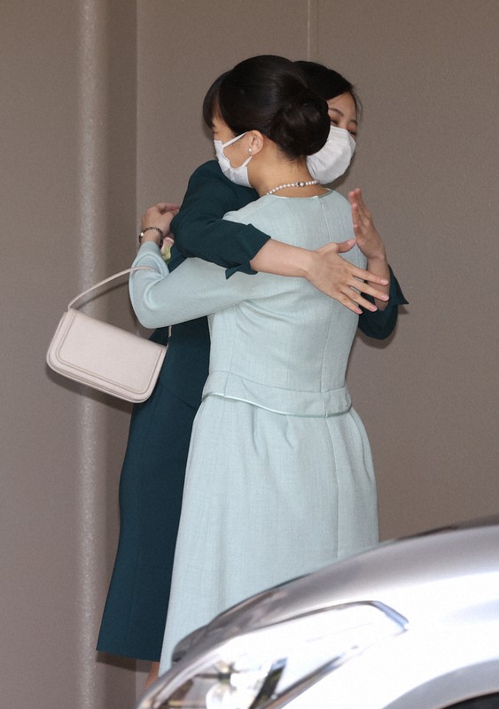 結婚のため宮邸を出発する姉の小室眞子さんと抱き合われる佳子さま＝東京都港区で2021年10月26日午前10時（代表撮影）