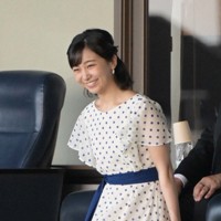 第27回全国高校女子硬式野球選手権大会の決勝を前に場内放送で紹介され、一礼される秋篠宮家の次女佳子さま＝兵庫県西宮市の阪神甲子園球場で2023年8月1日午後3時28分、北村隆夫撮影