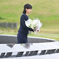 石巻南浜津波復興祈念公園の祈りの場で供花される秋篠宮家の次女佳子さま＝宮城県石巻市で2023年5月23日午後2時44分、前田梨里子撮影