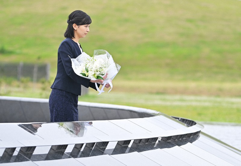 石巻南浜津波復興祈念公園の祈りの場で供花される秋篠宮家の次女佳子さま＝宮城県石巻市で2023年5月23日午後2時44分、前田梨里子撮影