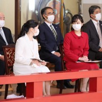 「秋季雅楽演奏会」を鑑賞される愛子さまと佳子さま＝皇居で2022年11月5日午後2時27分（代表撮影）