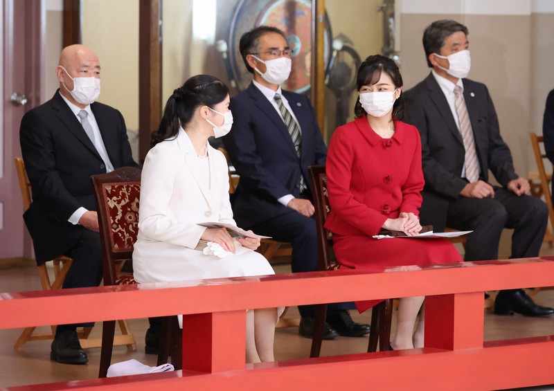 「秋季雅楽演奏会」を鑑賞される愛子さまと佳子さま＝皇居で2022年11月5日午後2時27分（代表撮影）