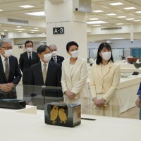 第70回日本伝統工芸展を鑑賞される天皇、皇后両陛下と長女愛子さま。日本工芸会総裁を務める秋篠宮家の次女佳子さまが出迎えた＝東京都中央区で2023年9月20日午後8時29分（代表撮影）