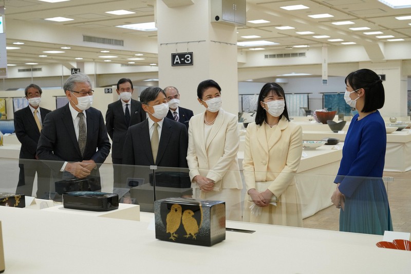 第70回日本伝統工芸展を鑑賞される天皇、皇后両陛下と長女愛子さま。日本工芸会総裁を務める秋篠宮家の次女佳子さまが出迎えた＝東京都中央区で2023年9月20日午後8時29分（代表撮影）