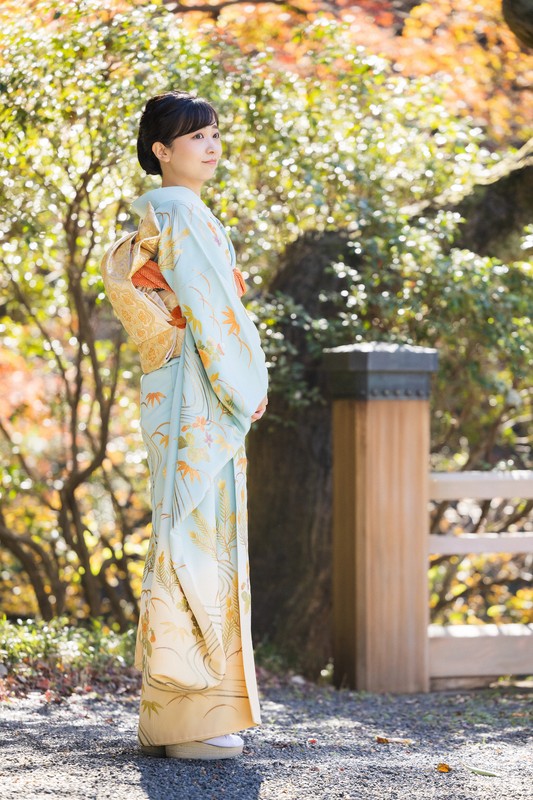 赤坂御用地内を散策される秋篠宮ご夫妻の次女佳子さま＝東京都港区で2023年12月2日撮影（宮内庁提供）