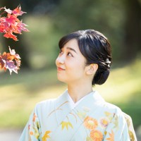 モミジを見上げられる秋篠宮ご夫妻の次女佳子さま＝東京都港区の赤坂御用地で2023年12月2日撮影（宮内庁提供）