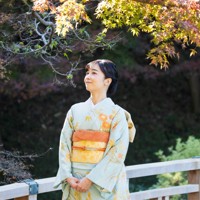 赤坂御用地で紅葉を見上げられる秋篠宮ご夫妻の次女佳子さま＝東京都港区で2023年12月2日撮影（宮内庁提供）