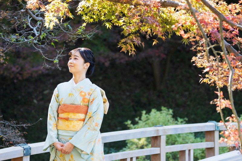 赤坂御用地で紅葉を見上げられる秋篠宮ご夫妻の次女佳子さま＝東京都港区で2023年12月2日撮影（宮内庁提供）