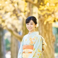 赤坂御用地を散策される秋篠宮ご夫妻の次女佳子さま＝東京都港区で2023年12月2日撮影（宮内庁提供）