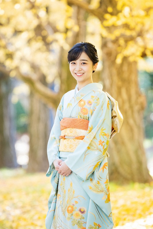 赤坂御用地を散策される秋篠宮ご夫妻の次女佳子さま＝東京都港区で2023年12月2日撮影（宮内庁提供）