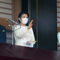 新年の一般参賀で集まった人たちに手を振られる天皇、皇后両陛下と長女愛子さま＝皇居・宮殿東庭で2023年1月2日、猪飼健史撮影