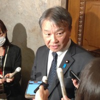 還流疑惑について記者団に説明する大野泰正氏＝東京都千代田区永田町の国会内で2023年12月11日、大場弘行撮影