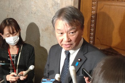 還流疑惑について記者団に説明する大野泰正氏＝東京都千代田区永田町の国会内で2023年12月11日、大場弘行撮影