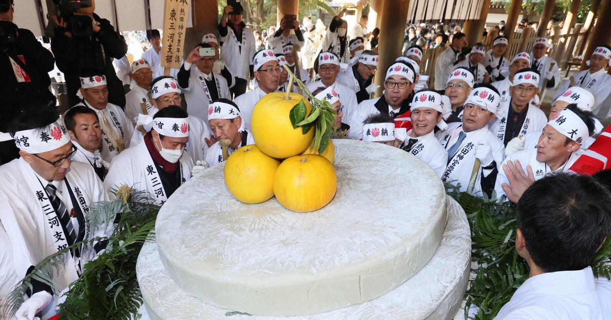 200人でついた巨大鏡餅 五穀豊穣願い奉納 愛知・熱田神宮 | 毎日新聞