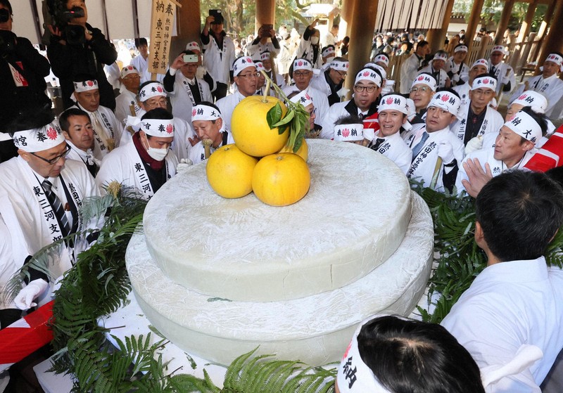 200人でついた巨大鏡餅 五穀豊穣願い奉納 愛知・熱田神宮 | 毎日新聞