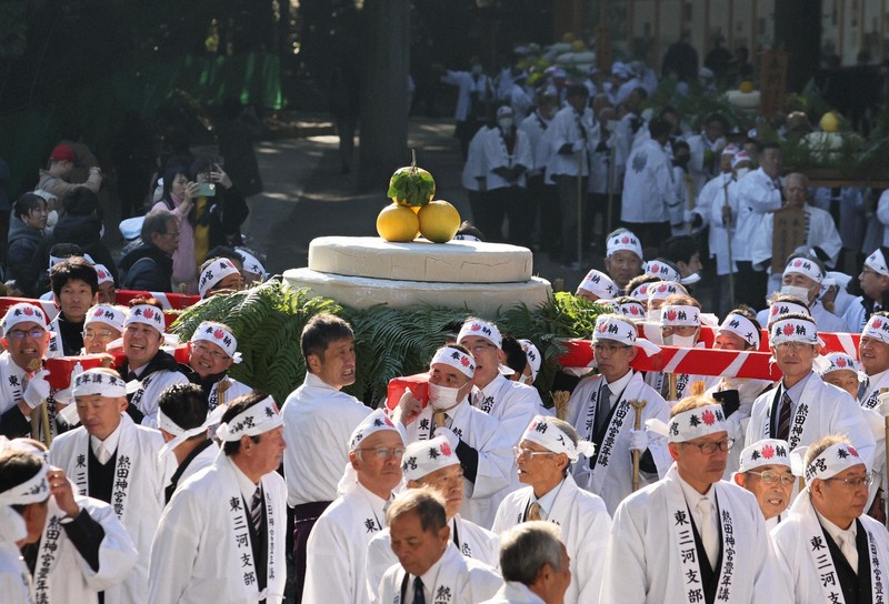 200人でついた巨大鏡餅 五穀豊穣願い奉納 愛知・熱田神宮 [写真特集1/4