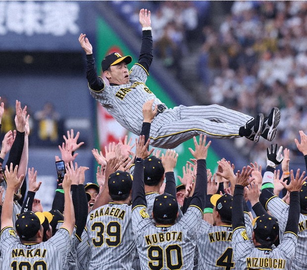 プロ野球日本シリーズを制し、1985年以来38年ぶり2度目の日本一となって胴上げされる阪神の岡田彰布監督＝京セラドーム大阪で11月5日、滝川大貴撮影