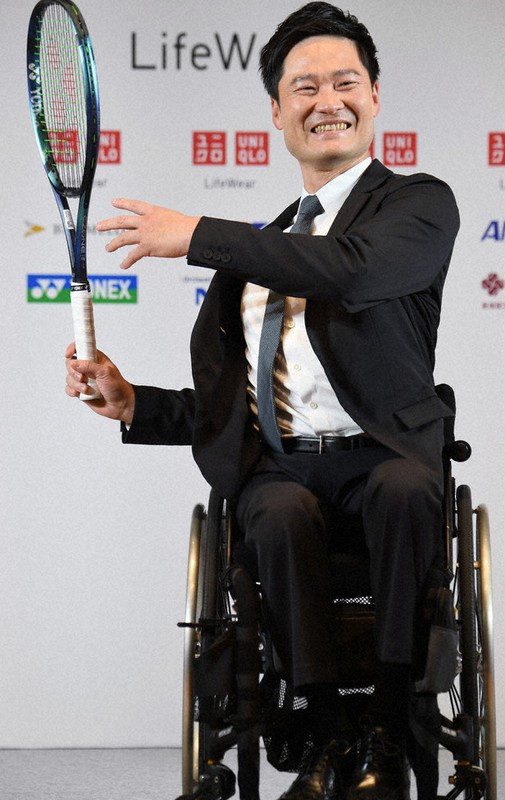 引退記者会見でテニスラケットを振る国枝慎吾さん＝東京都江東区で2月7日、宮本明登撮影