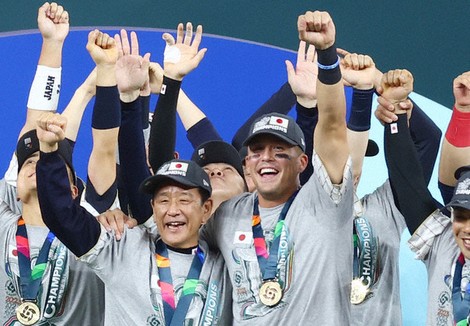 WBCで3度目の優勝を飾り、表彰式で笑顔を見せる日本の栗山英樹監督（手前左）とラーズ・ヌートバー（同右）＝米マイアミのローンデポ・パークで3月21日、猪飼健史撮影