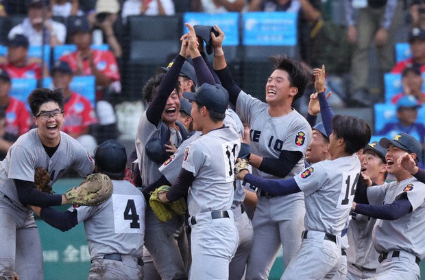 第105回全国高校野球選手権記念大会決勝で仙台育英に勝ち、107年ぶり2度目の優勝を喜ぶ慶応の選手たち＝阪神甲子園球場で8月23日、吉田航太撮影