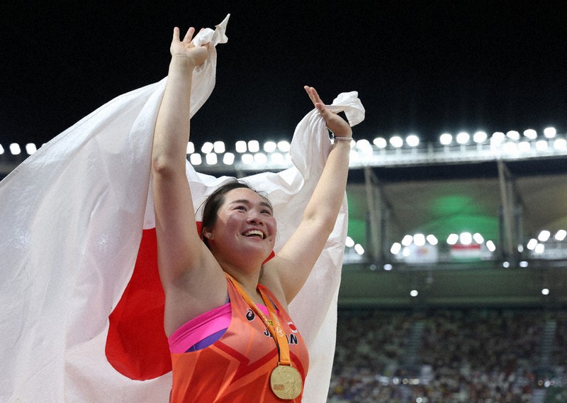 陸上の世界選手権女子やり投げ決勝の最終6投目で大逆転して金メダルに輝き、観客に手を振る北口榛花＝ハンガリー・ブダペストで8月25日、中川祐一撮影