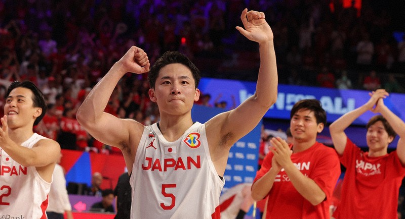 バスケットボール男子W杯1次リーグでフィンランドに勝利し歓声に応えながらコートを後にする日本の河村勇輝（手前）＝沖縄アリーナで8月27日、喜屋武真之介撮影