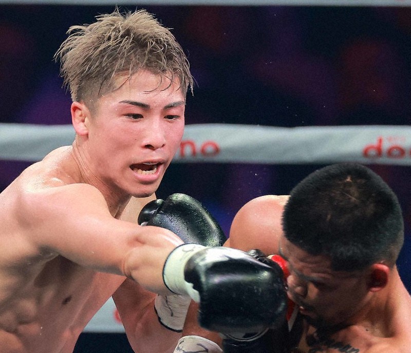 世界スーパーバンタム級4団体王座統一戦でマーロン・タパレス（右）を攻める井上尚弥＝東京・有明アリーナで12月26日、渡部直樹撮影