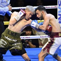 井岡一翔サイン入りグローブ　ボディメーカー 井岡一翔サイン入りグローブ ボディメーカー - メルカリ