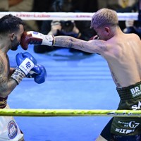 井岡一翔サイン入りグローブ　ボディメーカー 井岡一翔が初防衛 世界戦22勝目 ボクシング・Sフライ級 [写真特集2/6