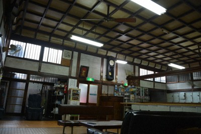 寿温泉の脱衣所。今では珍しい「折り上げ格天井」があり、レトロで開放的な空間が広がる＝大阪市港区弁天4で2023年12月15日午後1時14分、二村祐士朗撮影