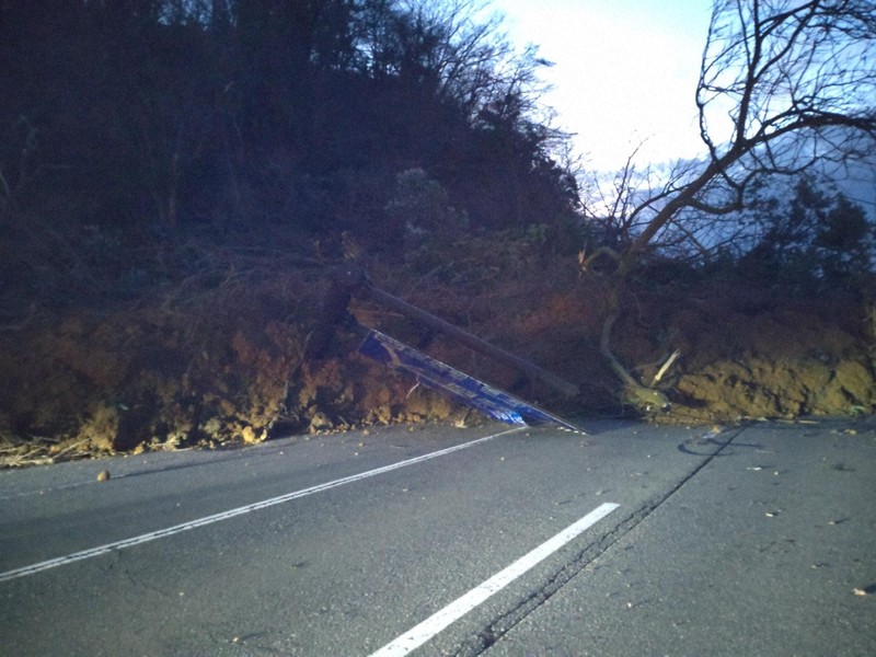 崩れた土砂で埋まり、通行止めになった道路＝金沢市で2024年1月1日、阿部弘賢撮影