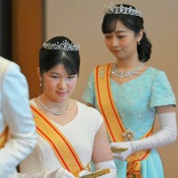 「新年祝賀の儀」で初めてティアラを着用されて臨まれる天皇、皇后両陛下の長女愛子さまと、秋篠宮家の次女佳子さま＝皇居・宮殿「松の間」で2024年1月1日午前11時4分、手塚耕一郎撮影