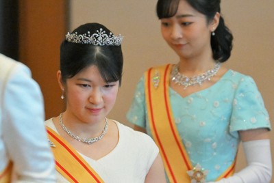 「新年祝賀の儀」で初めてティアラを着用されて臨まれる天皇、皇后両陛下の長女愛子さまと、秋篠宮家の次女佳子さま＝皇居・宮殿「松の間」で2024年1月1日午前11時4分、手塚耕一郎撮影