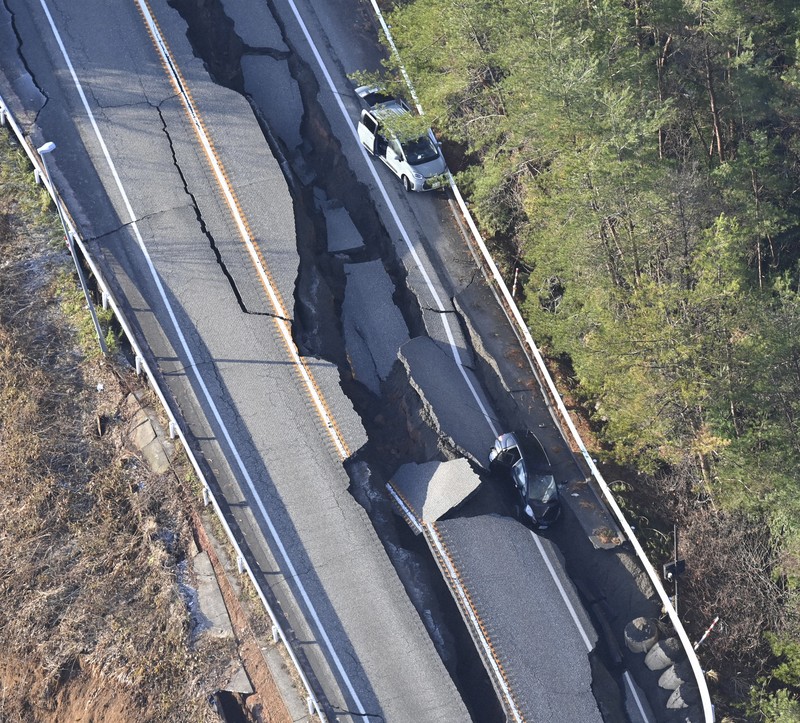 道路などに無数の亀裂、住宅など破壊 爪痕激しく 能登半島地震 | 毎日新聞