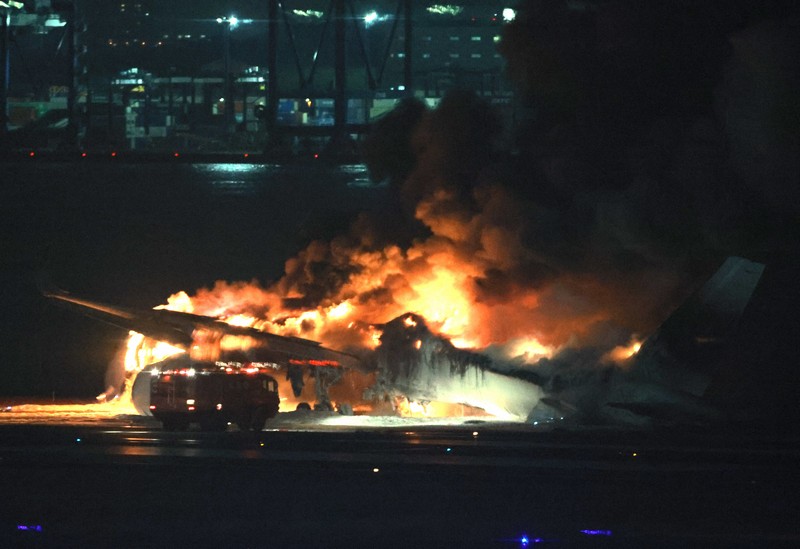 羽田空港で日本航空516便が炎上 海上保安庁の航空機と衝突か | 毎日新聞