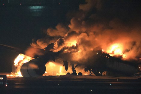 羽田空港の滑走路で炎上する日航機＝2024年1月2日午後6時50分、渡部直樹撮影