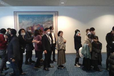 炎上した日本航空516便から、羽田空港第1ターミナルに逃れてきた乗客たち＝東京都大田区で2024年1月2日午後8時28分、大野友嘉子撮影