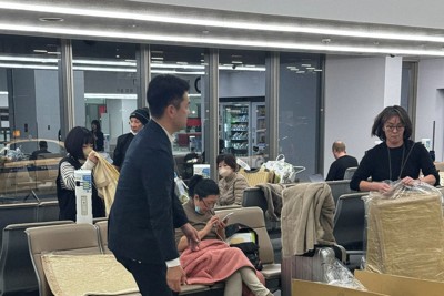 羽田空港第1ターミナルでは、事故の影響で搭乗予定便が欠航し、ロビーに寝泊まりする人の姿も。空港スタッフから毛布や飲料水が配られた＝東京都大田区で2024年1月3日午前0時ごろ、黒川晋史撮影