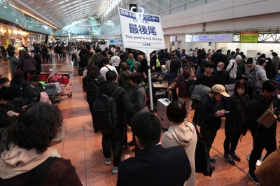 欠航が相次ぐ中、航空会社のカウンターにできた長蛇の列＝羽田空港で2024年1月3日午前8時33分、渡部直樹撮影