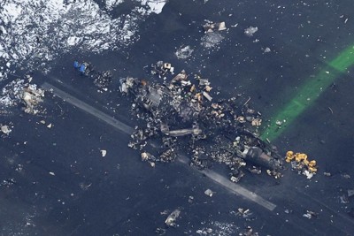 日航機と衝突した海上保安庁の航空機＝羽田空港で2024年1月3日午前8時22分、本社ヘリから