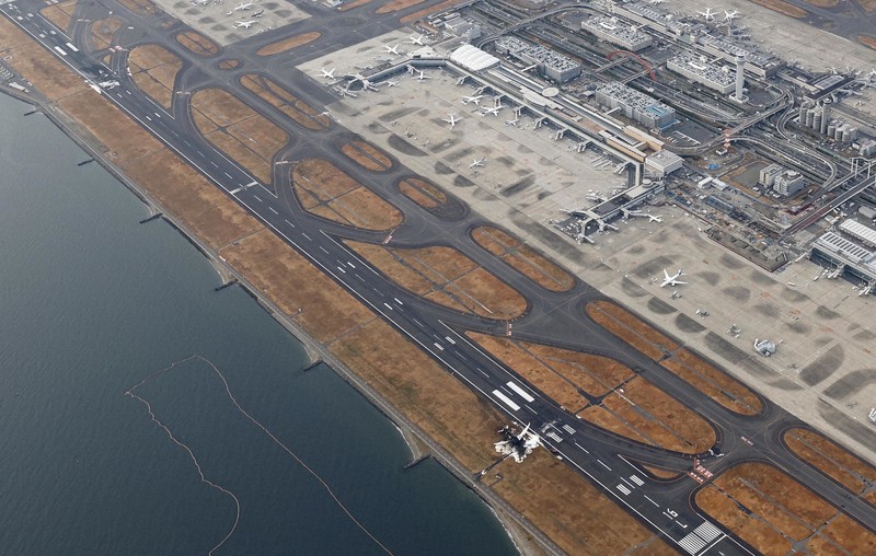 海上保安庁の航空機と日航機が追突した事故現場＝羽田空港で2024年1月3日午前8時13分、本社ヘリから