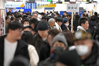 羽田空港での日航機と海保機の衝突事故に伴う欠航の発生とUターンラッシュが重なり、長い列ができた福岡空港国内線ターミナル＝福岡市博多区で2024年1月3日午前8時14分、徳野仁子撮影