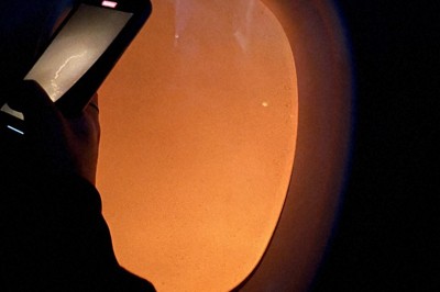 女性が事故直後に機内から撮影した外の状況。窓全体が炎で赤く染まっていた＝2024年1月2日（女性の家族提供）