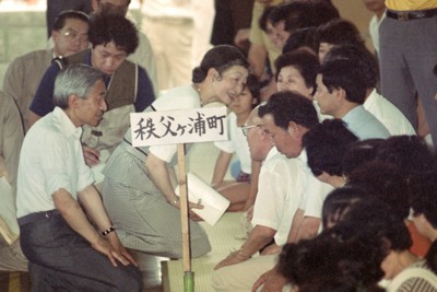 避難生活を送る住民にお見舞いの言葉をかけられる上皇ご夫妻（当時は天皇、皇后両陛下）＝長崎県島原市の島原第一小学校で1991年7月10日午後1時42分、関口純撮影