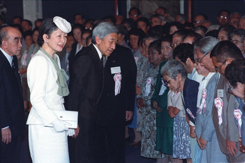 【超美品】皇室平和祈念額　皇室敬愛実行委員会　皇室　天皇　額　天皇写真　祈念品 速報】天皇皇后両陛下と愛子さま、「平和祈念資料館」を訪問 戦争体験