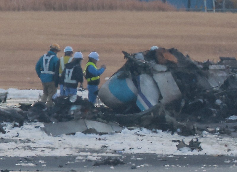 日航機の火災も鎮火、事故から8時間半後 [写真特集4/24] 毎日新聞