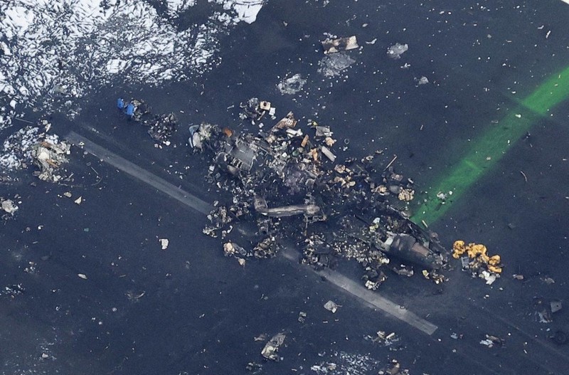 日航機と衝突した海上保安庁の航空機＝羽田空港で2024年1月3日午前8時22分、本社ヘリから