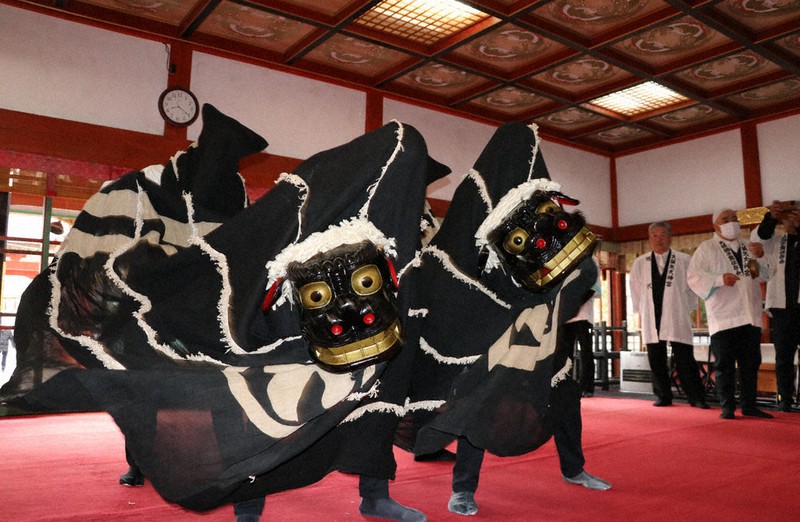 夫婦獅子舞、仲むつまじく 田村 町内を「お渡り」 家内安全祈願 ／福島