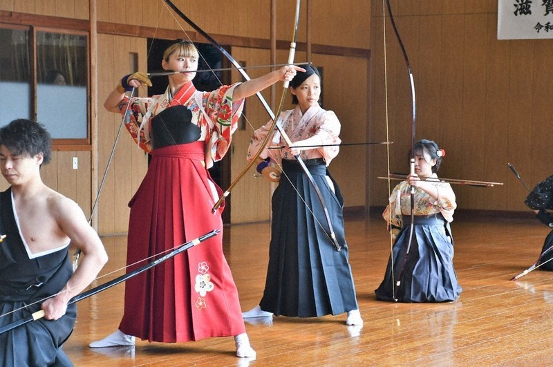 晴れ姿、心整え 県弓道連盟、初射会に65人 大津 ／滋賀 | 毎日新聞